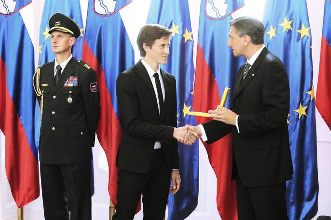 Predsednik republike na posebni slovesnosti v Predsedniški palači vročil državno odlikovanje zlati red za zasluge Petru Prevcu